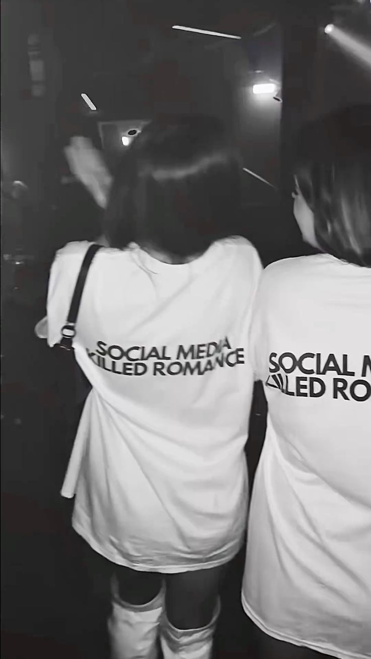 Oversized "Social Media Killed Romance" Graphic T-Shirt for Women – White